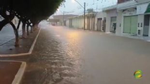 Chuva alaga cidade de Uau e barragem transborda em Quemadas.